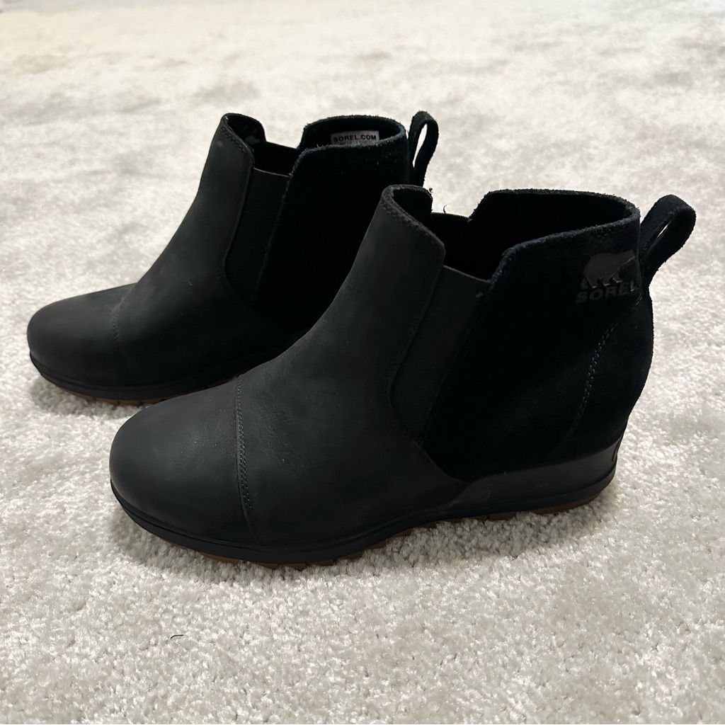 Sorel Women's Evie Chelsea Boots Size 9.5 Pull On Suede Black Gum Sole Bootie